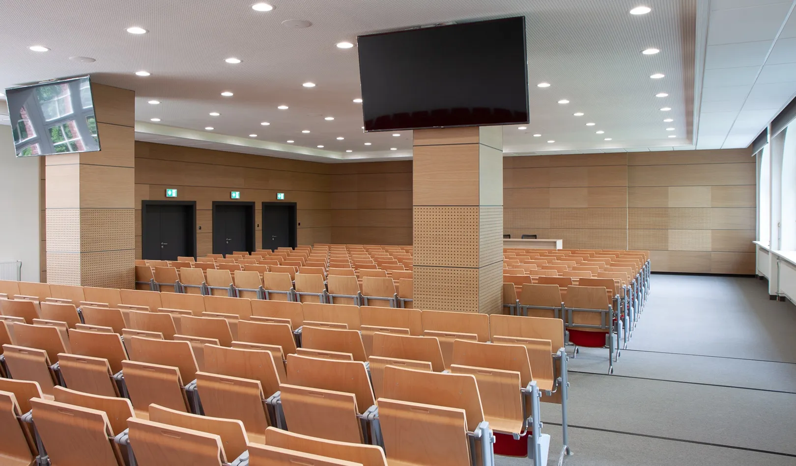 Sala audytoryjna na Uniwersytecie, panele akustyczne na ścianach