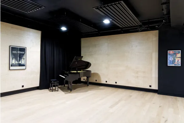 Fortepian na tel WallPanel i kotary akustycznej